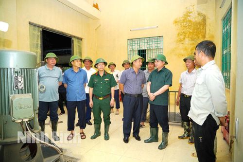 Đồng chí Bí thư Tỉnh ủy Trương Quốc Huy kiểm tra và chỉ đạo công tác ứng phó với bão số 3 tại một số trạm bơm trên địa bàn tỉnh