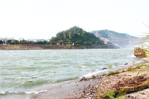 Săn 'ngựa nước' giữa dòng Đà Giang cuộn sóng