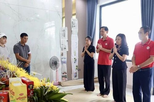 Thăm hỏi gia đình nạn nhân vụ chìm tàu ở Quảng Ninh