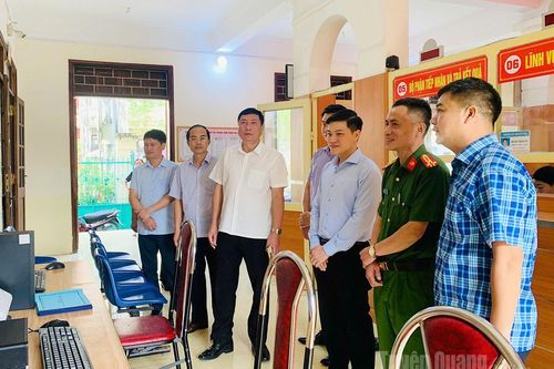 Trưởng ban Nội chính Tỉnh ủy Phùng Tiến Quân làm việc tại xã Quản Bạ.