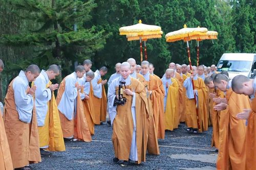 Đoàn Phân ban Ni giới T.Ư thăm và sách tấn hành giả Ni các trường hạ Tây Nguyên