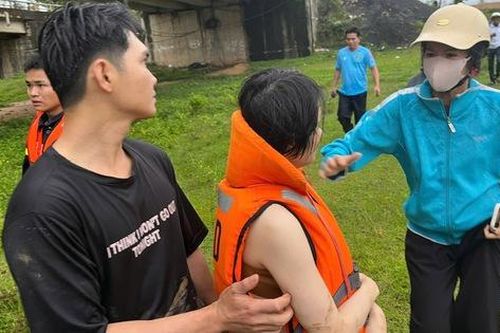 Quảng Ngãi: Cảnh sát cứu sống hai anh em ruột đuối nước trên sông Đăk Bla