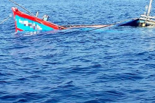 Tàu cá Quảng Trị bị sóng đánh chìm khi đang hành nghề trên biển