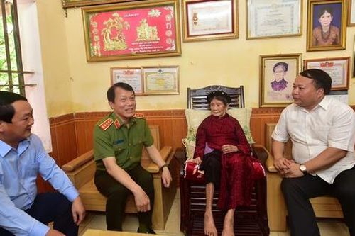 Bộ trưởng Bộ Công an thăm, tặng quà gia đình chính sách ở Tuyên Quang