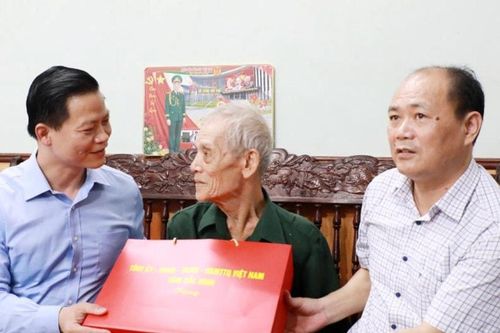 Chủ tịch UBND tỉnh Bắc Ninh thăm, tặng quà người có công