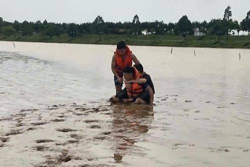 Anh trai lao xuống dòng nước khi thấy em gái nhảy cầu, Cảnh sát kịp thời cứu sống cả hai