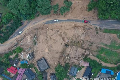 Hàn Quốc chìm trong trận mưa thế kỉ, ít nhất 14 người thiệt mạng