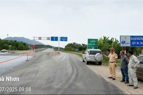 Công trường cao tốc mịt mù bụi, vắng bóng người phân luồng: CSGT kiến nghị khẩn khắc phục bất cập