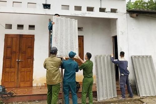 Công an phường hỗ trợ gia đình khó khăn khắc phục hậu quả gió lốc