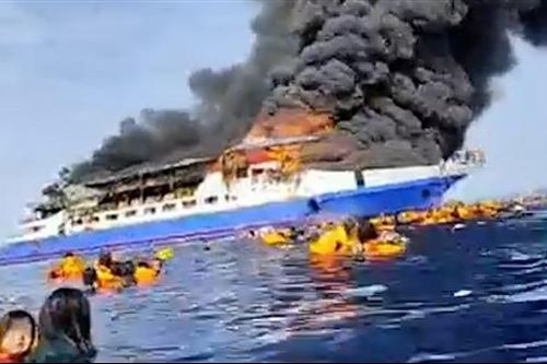 Tàu chở gần 300 hành khách bốc cháy ngoài khơi Indonesia