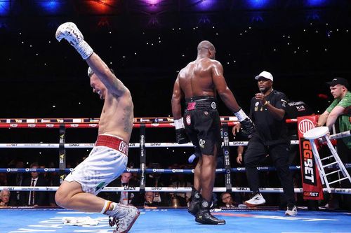 Usyk knock-out Dubois, khẳng định vị thế 'vua hạng nặng'