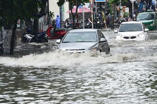 Kỹ năng đi lại an toàn qua vùng ngập úng đô thị