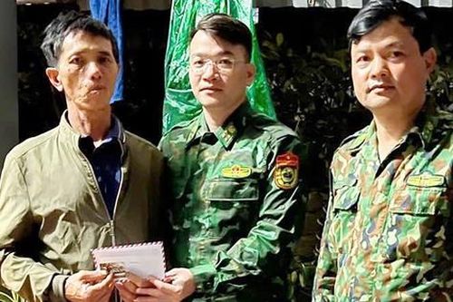 4 ngư dân ở Nghệ An may mắn sống sót khi gặp nạn trên biển