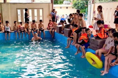 Dạy bơi miễn phí cho 50 học sinh xã Trùng Khánh