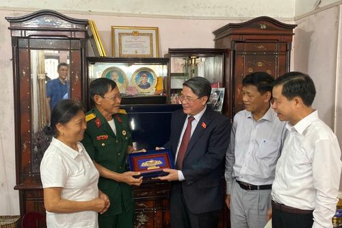 Phó Chủ tịch Quốc hội Nguyễn Đức Hải thăm, tặng quà gia đình chính sách, người có công tại xã Đông Khê