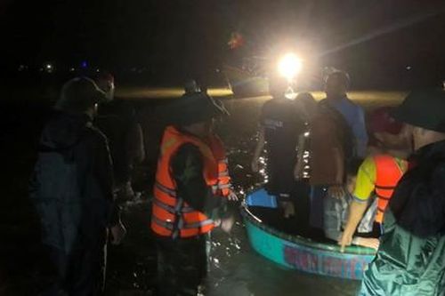 Tàu du lịch chở 34 bị sóng đánh chìm: Mọi người mặc áo phao nhảy xuống biển và được cứu an toàn