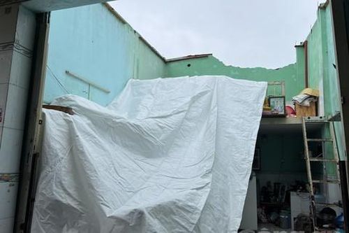 TPHCM: Gió lốc làm nhiều phòng trọ tốc mái, người dân tháo chạy ra đường