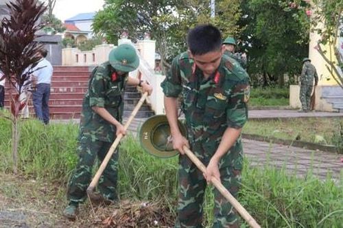 Xã Kiều Phú: Hơn 200 cán bộ, chiến sĩ cùng người dân tổng vệ sinh, trồng cây xanh