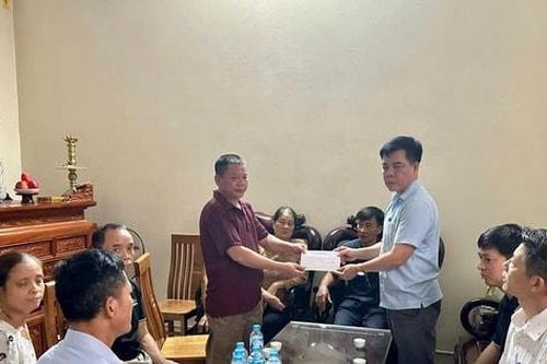 Xã Hồng Vân thăm hỏi gia đình nạn nhân vụ đắm tàu ở vịnh Hạ Long