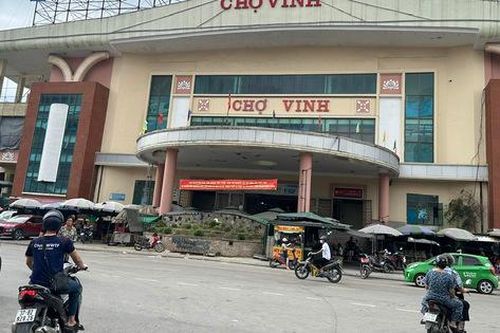 Chợ truyền thống vắng khách, tiểu thương buồn thiu như chợ chiều