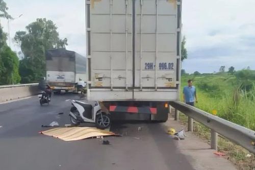 Va chạm xe tải đang đỗ, 3 bà cháu trong cùng gia đình tử vong