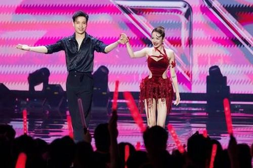 Phương Ly gây bất ngờ với màn trình diễn Dancesport tại sân khấu 'Em Xinh Say Hi'