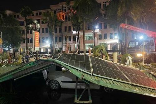 Mưa dông thổi bay mái tôn, đè bẹp ô tô