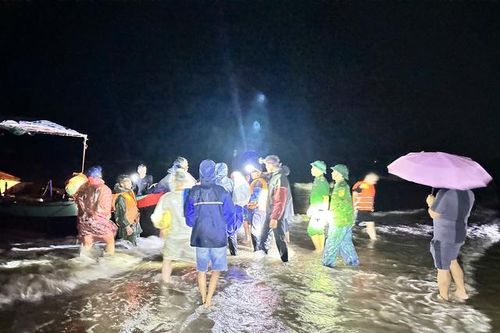 Lật thuyền trong đêm, một ngư dân mất tích