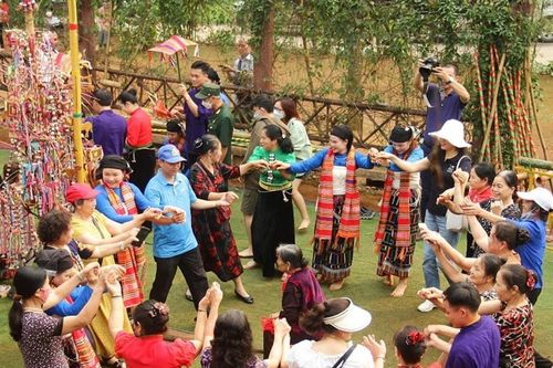 Tháo gỡ điểm nghẽn, để Làng Văn hóa - Du lịch các dân tộc Việt Nam phát triển - Bài 1:Những người đến sống ở Làng
