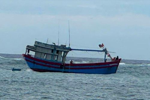 Quảng Ngãi: Một tàu cá va vào đá ngầm mắc cạn ở biển Lý Sơn