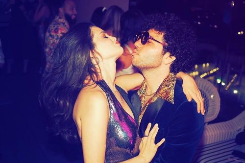 Selena Gomez và bạn trai tình tứ