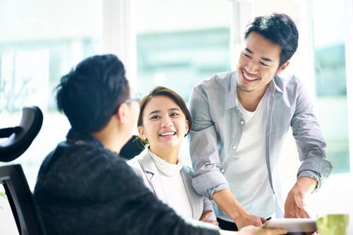 Ghi điểm trong mắt đồng nghiệp nhờ lời khen đúng lúc