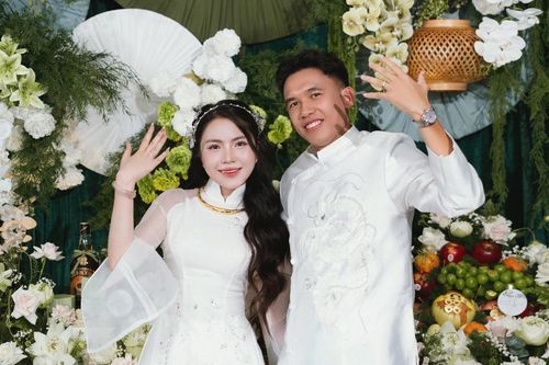 Tuyển thủ Việt Nam làm lễ đính hôn