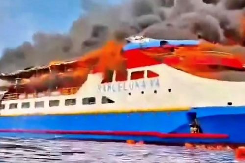 Hàng trăm hành khách nhảy xuống biển thoát thân khi tàu bốc cháy ở Indonesia
