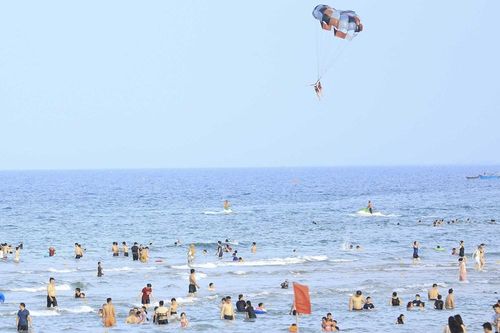 Tăng cường chấn chỉnh hoạt động lướt ván, cano kéo dù lượn tại bãi biển Đà Nẵng