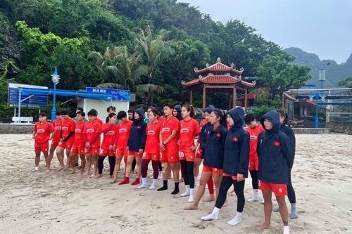 Đội tuyển bóng đá nữ Việt Nam rèn thể lực tại Quảng Ninh