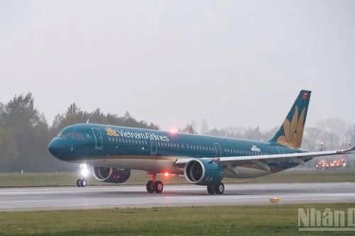 Hàng loạt chuyến bay của Vietnam Airlines bị ảnh hưởng do bão số 3