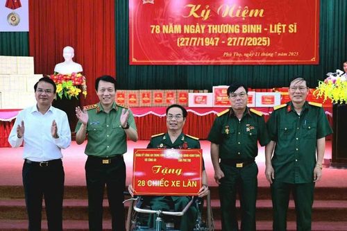 Bộ trưởng Công an Lương Tam Quang thăm, tặng quà thương bệnh binh tại Phú Thọ