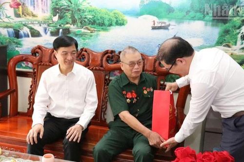 Chủ nhiệm Ủy ban Kiểm tra Trung ương thăm và tặng quà các gia đình chính sách tỉnh Lạng Sơn