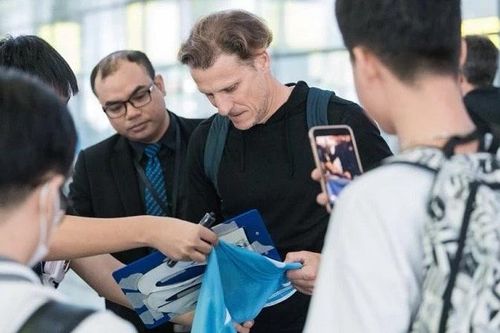 Huyền thoại bóng đá Diego Forlan đến thăm Hà Nội