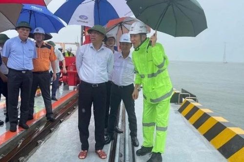 Thứ trưởng Xây dựng Nguyễn Xuân Sang kiểm tra công tác ứng phó bão tại khu vực cảng biển Quảng Ninh, Hải Phòng