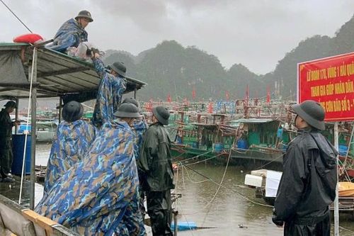 Chiến sĩ Lữ đoàn 170, Bộ Tư lệnh Vùng 1 Hải quân giúp dân phòng, chống bão Wipha