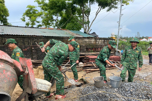 Chạy đua với thời gian giúp dân về nhà mới
