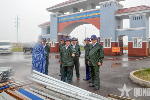 Tư lệnh Vùng Cảnh sát biển 1 kiểm tra công tác phòng, chống bão số 3