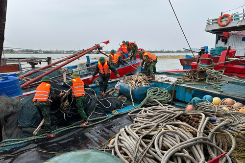 Bộ CHQS tỉnh Hà Tĩnh huy động lực lượng ứng phó bão số 3