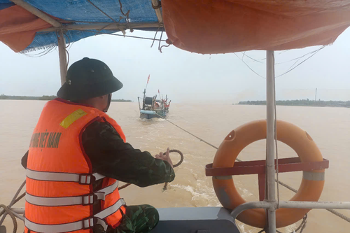 Biên phòng Thanh Hóa: Lai dắt 2 phương tiện chết máy vào bờ an toàn