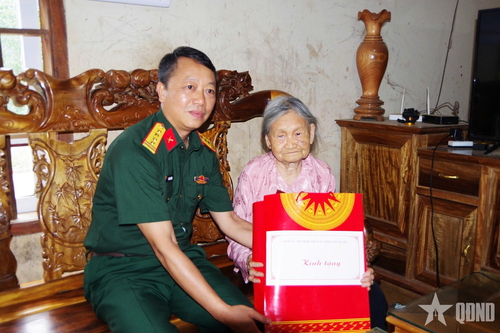 Đảng ủy, Bộ CHQS tỉnh Tuyên Quang thăm, tặng quà Bà mẹ Việt Nam anh hùng