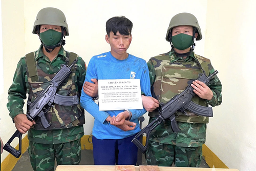 Lai Châu: Bắt quả tang đối tượng vận chuyển trái phép 2 bánh heroin