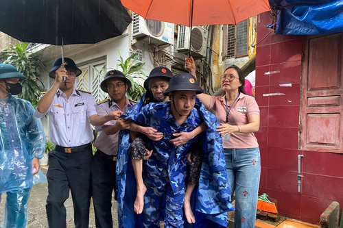 Tích cực hỗ trợ người dân đến nơi tránh trú bão an toàn