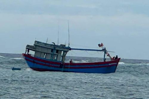Tàu cá Quảng Ngãi mắc cạn trên vùng biển đảo Lý Sơn